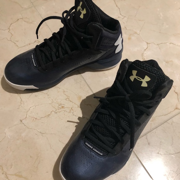 NEVER BEEN WORN WOMENS BASKETBALL SHOES - Picture 1 of 5